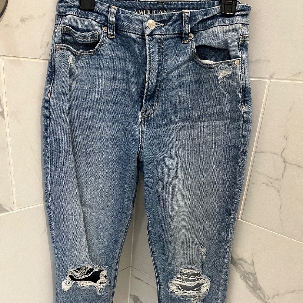 American Eagle Size 8 Curvy Mom Ripped Jean